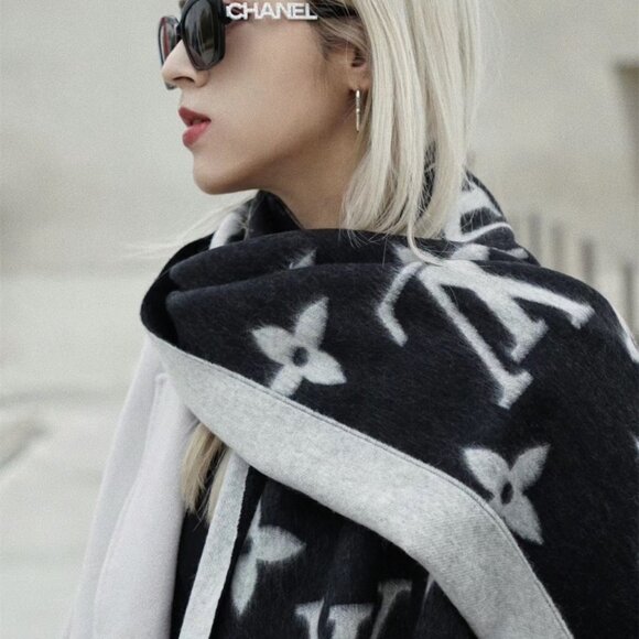 Louis Vuitton wool scarf - Picture 2 of 9